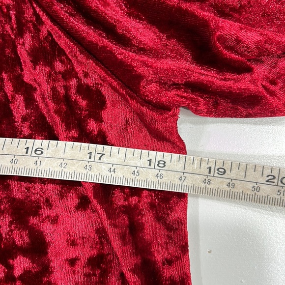 Ganjo LA cold shoulder crushed velvet-look top - Picture 7 of 8